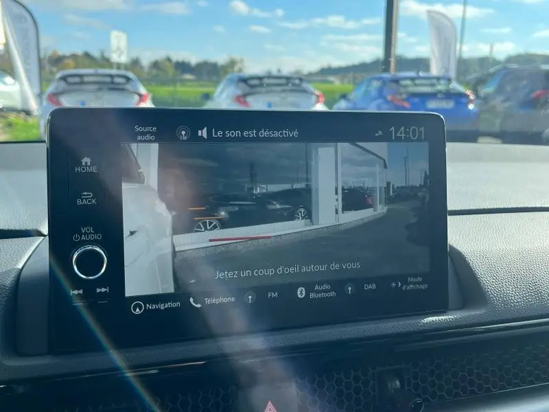 Vue intérieure sur l'écran tactile du tableau de bord du Honda CR-V 2024, affichant la caméra de recul en plein jour.