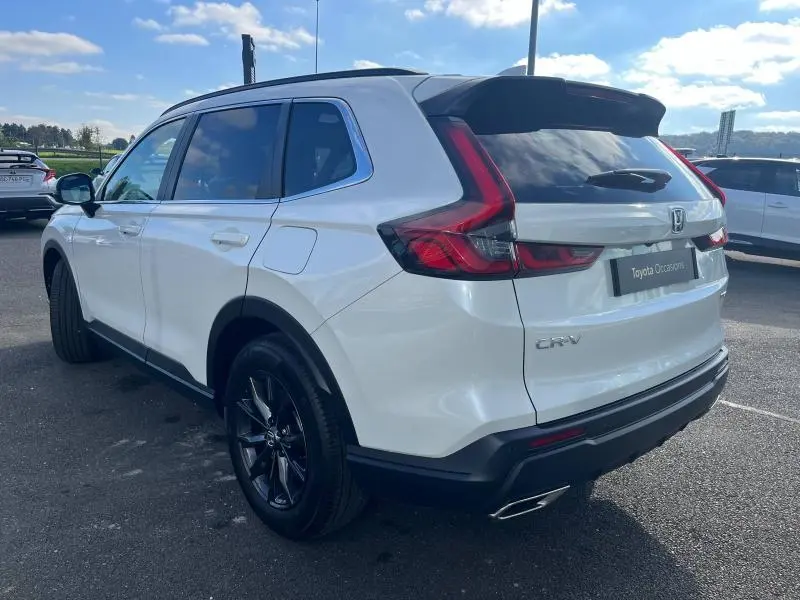 Vue 3/4 arrière droite du Honda CR-V 2024 blanc diamant métallisé avec feux arrière LED et jantes alliage noires.