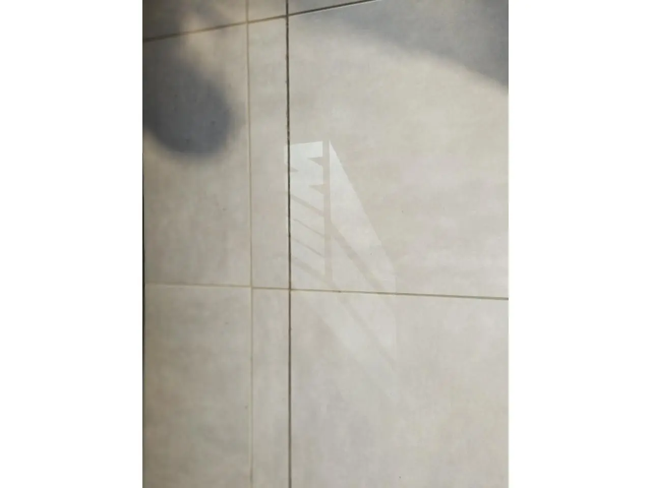 BMW Série 1 F70 gris Skyscraper vue de profil côté gauche avec toit noir et jantes M Sport 18 pouces.