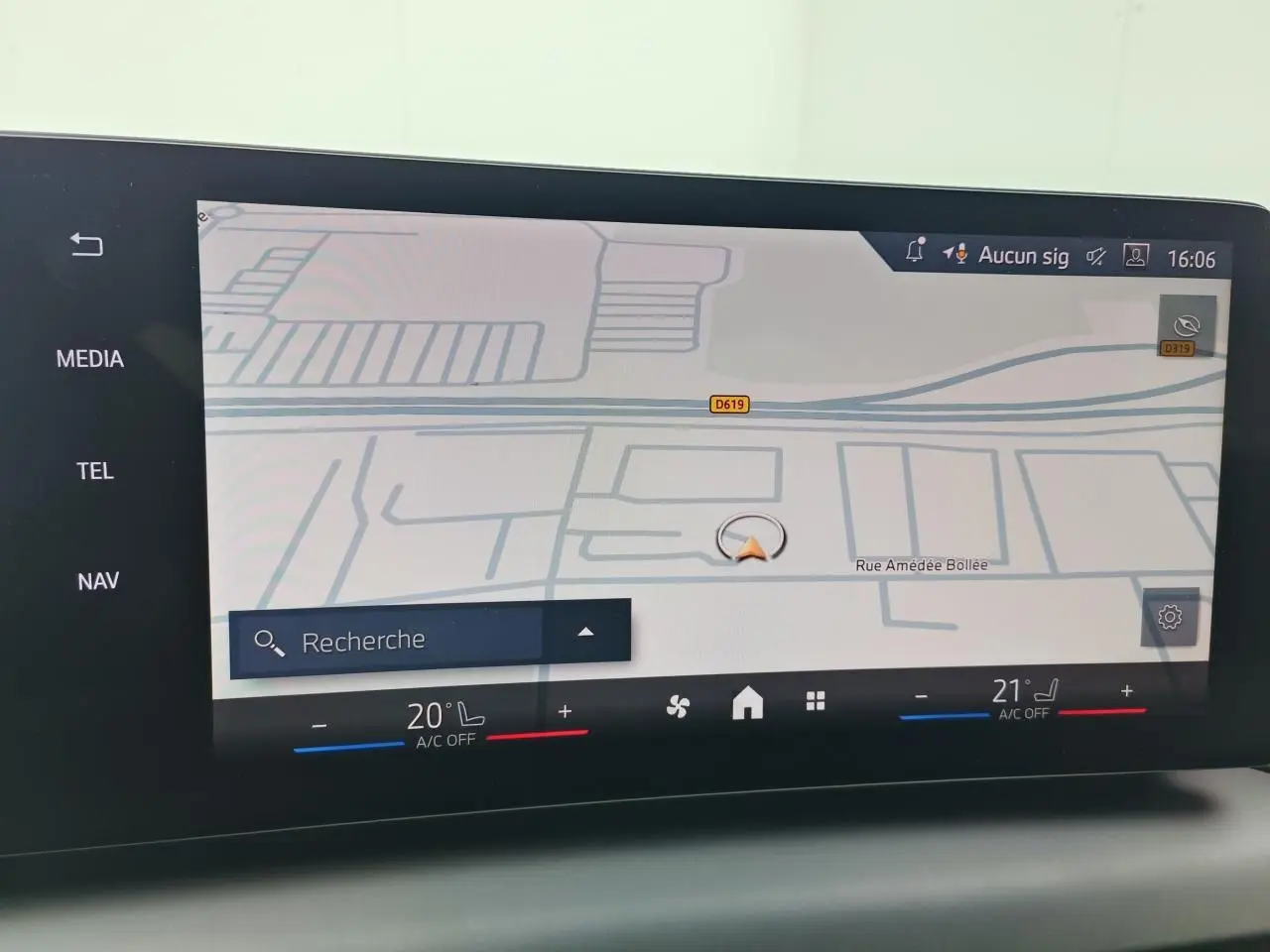 Écran tactile central affichant la navigation GPS avec carte et commandes climatisation bi-zone dans une BMW Série 1 2025.
