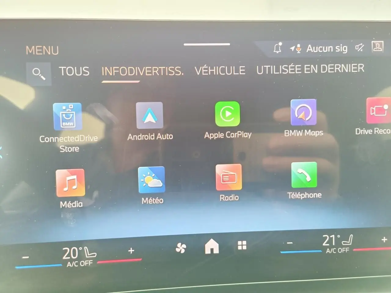 Vue avant intérieure de l'écran tactile BMW Série 1 2025 affichant les options Apple CarPlay et Android Auto.