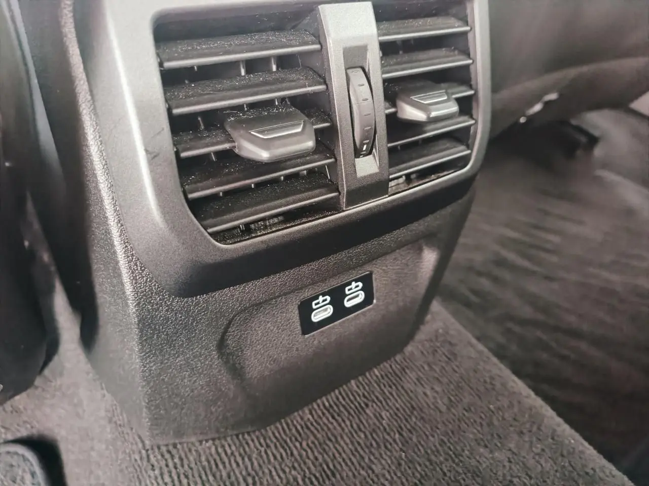 Prise USB double et sortie d’aération arrière dans l’habitacle d’une BMW Série 1 F70 gris Skyscraper avec toit noir.