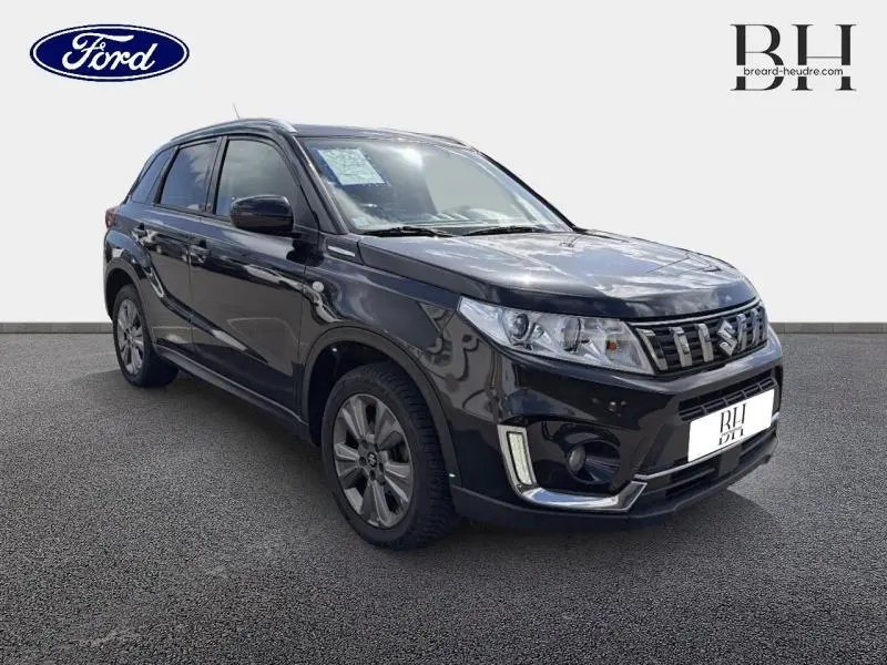 Suzuki Vitara 2019 Cosmic Black Pearl, vue 3/4 avant droit avec calandre chromée et jantes alu.