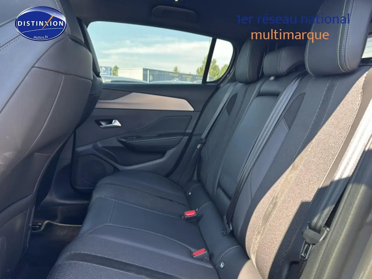 Vue intérieure du siège arrière côté droit de la Peugeot 308 gris, montrant les appuie-têtes et la porte avec garniture claire.