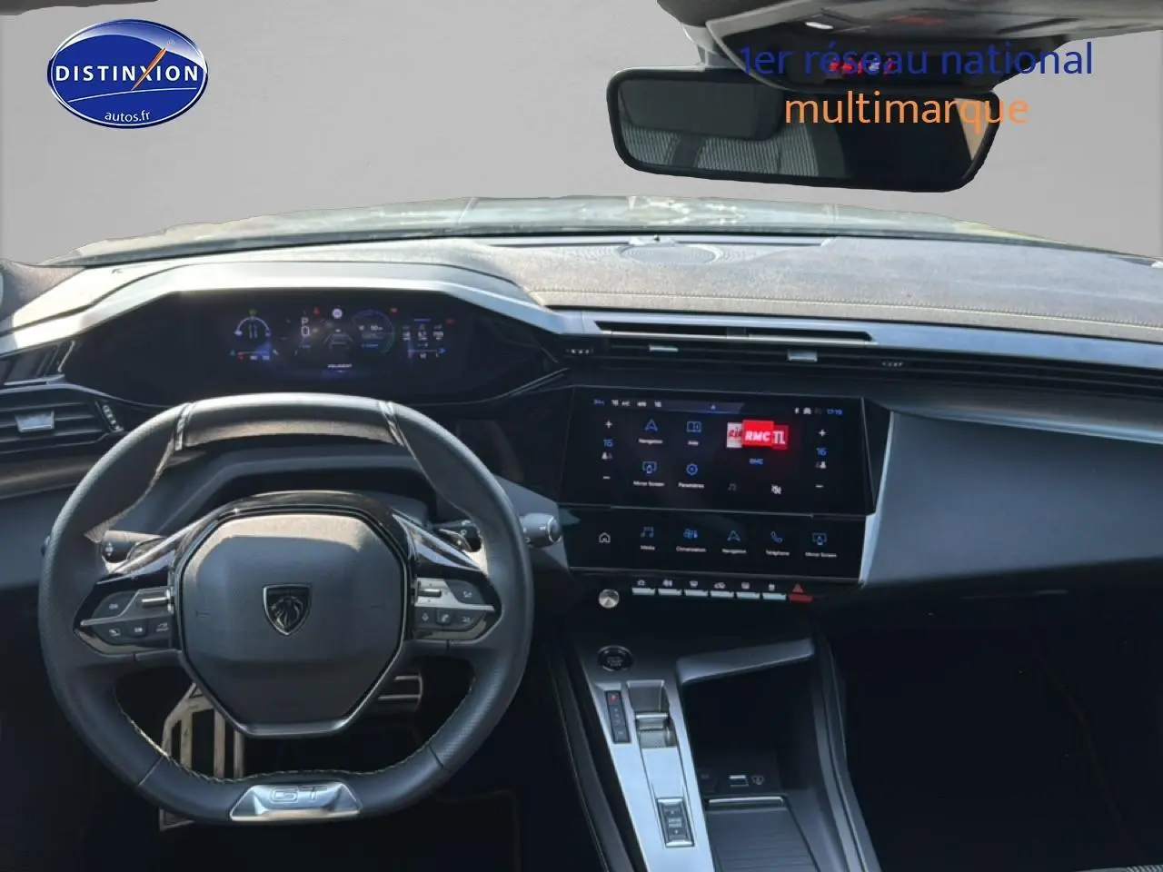 Vue intérieure frontale du tableau de bord et volant noir de la Peugeot 308 gris 1.2 hybrid 145 GT e-DCS6 2025.