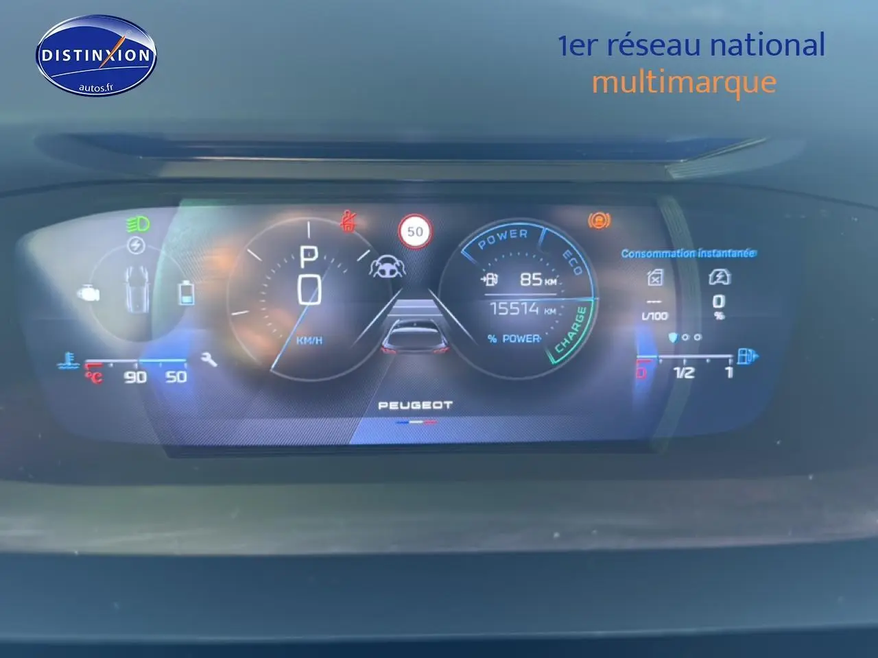 Affichage numérique du tableau de bord de la Peugeot 308 gris, montrant la vitesse, autonomie et indicateurs hybrides.