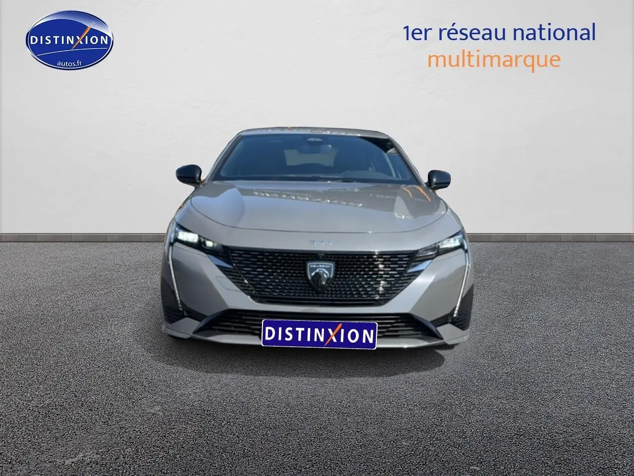 Vue avant frontale d'une Peugeot 308 gris métallisé avec calandre noire et phares LED allumés.