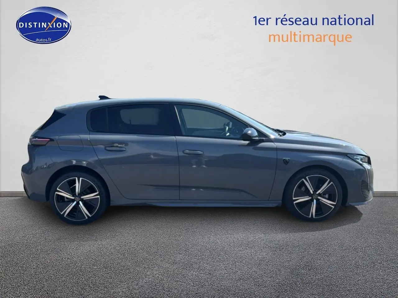 Profil droit d'une Peugeot 308 gris 2025 avec jantes alliage et vitres arrière surteintées.