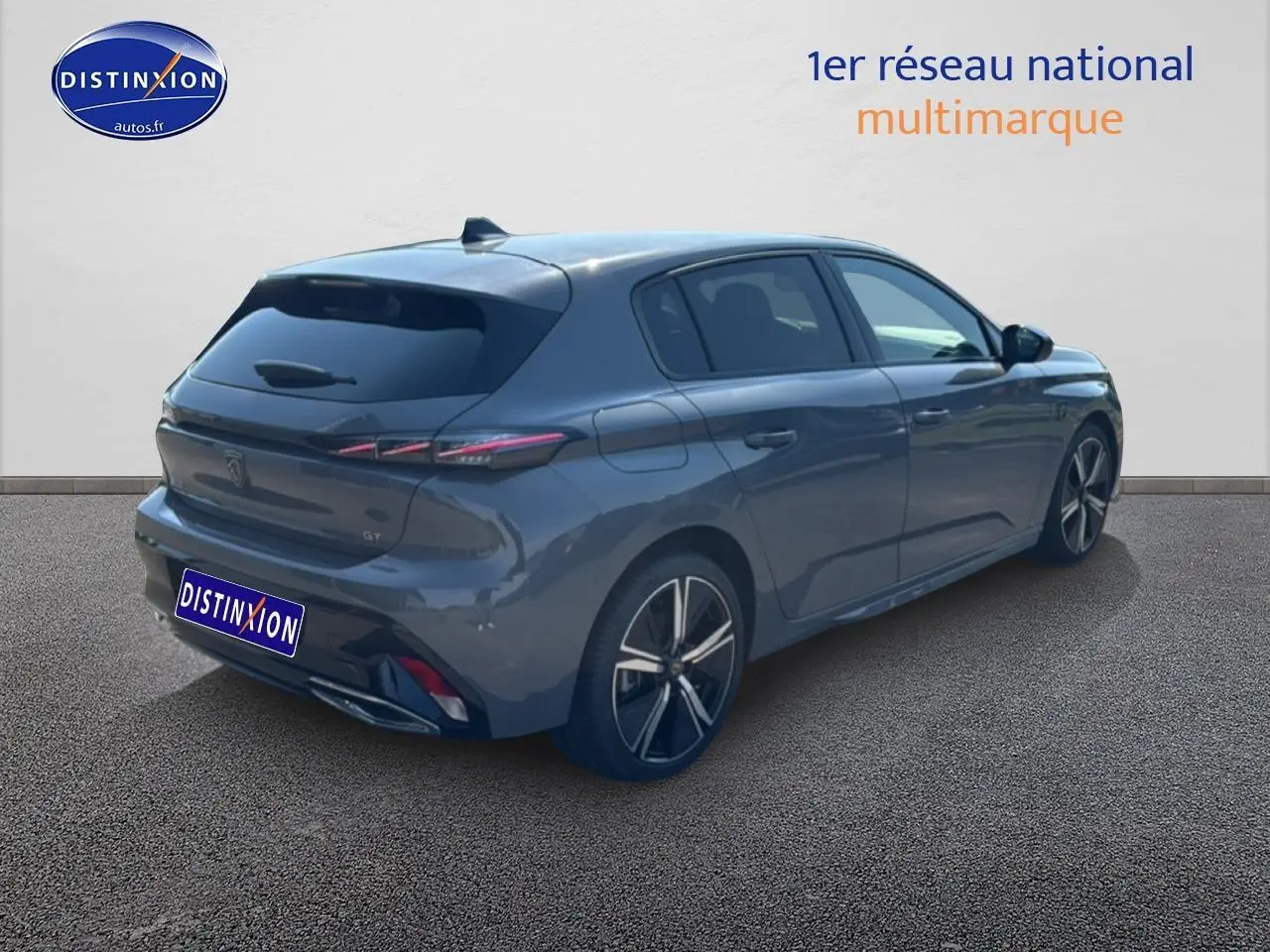 Vue 3/4 arrière droite d'une Peugeot 308 gris métallisé avec jantes alu et vitres arrière surteintées.