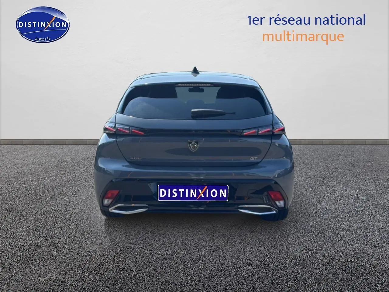 Vue arrière d'une Peugeot 308 gris foncé 2025 avec feux LED et double sortie d'échappement intégrée.