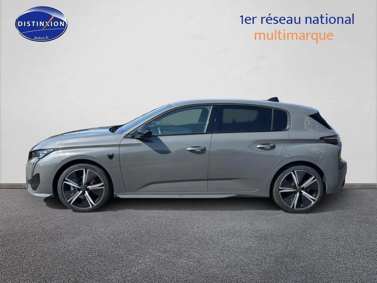 Peugeot 308 gris vue de profil côté gauche, jantes alliage et vitres arrière surteintées visibles.