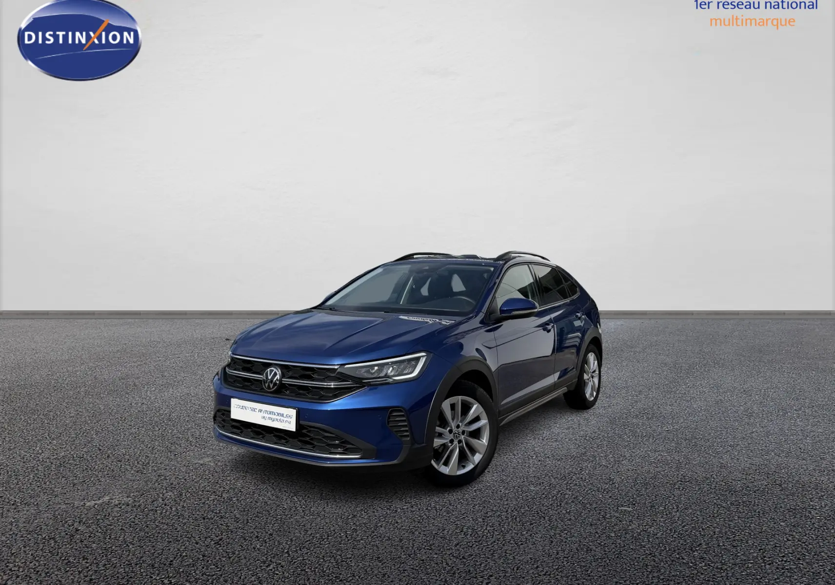 Volkswagen Taigo bleu métallisé en 3/4 avant droit, avec jantes alliage et feux LED allumés.
