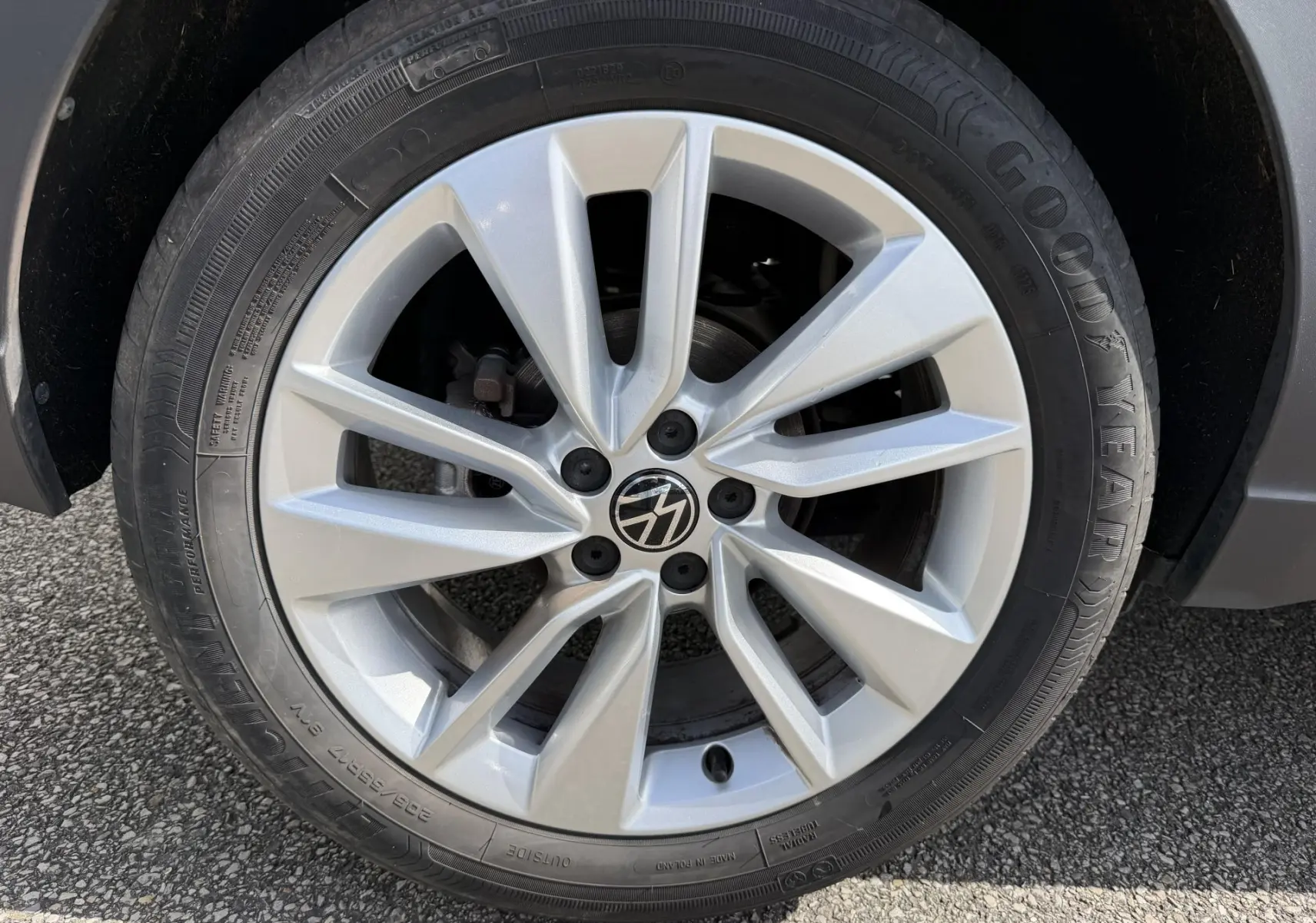 Gros plan sur la jante alliage argentée 17 pouces du Volkswagen Taigo avec pneu Goodyear visible.