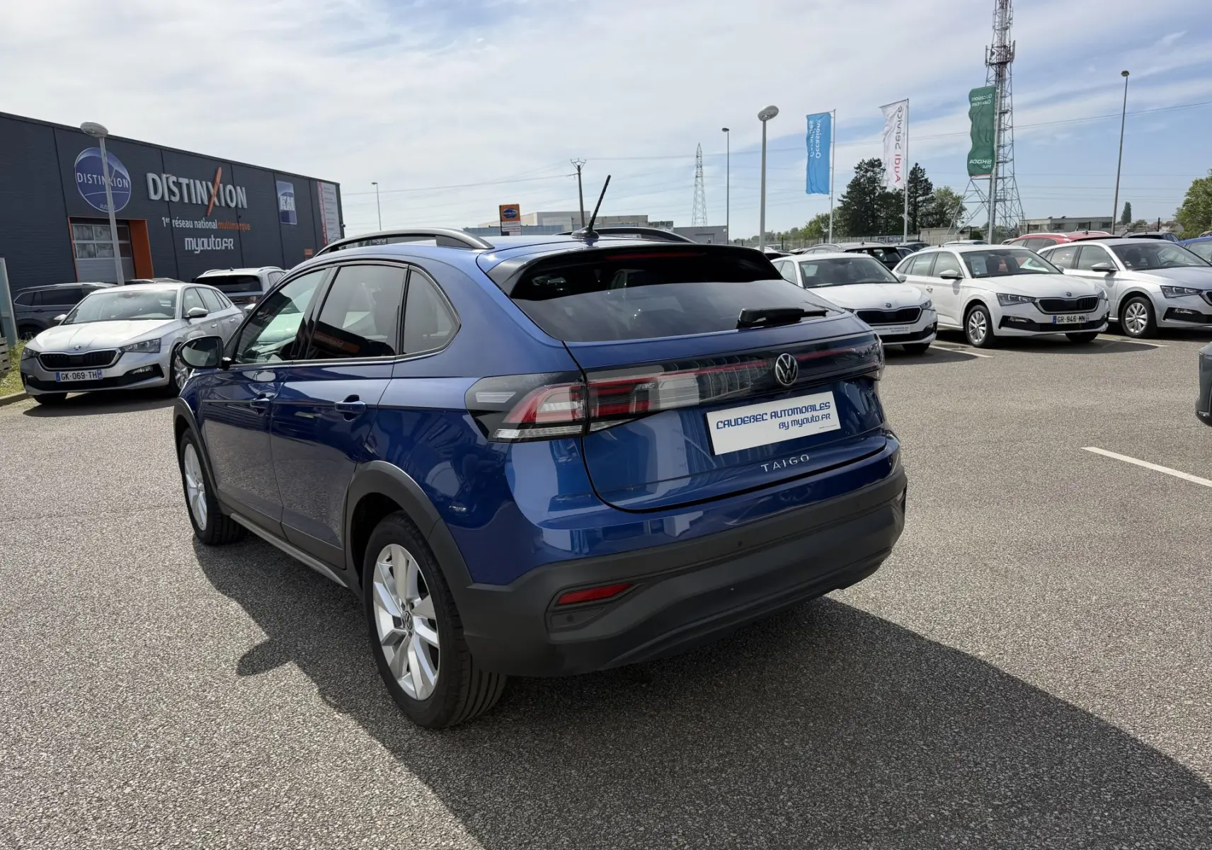 Volkswagen Taigo bleu métallisé vu en 3/4 arrière droit, avec feux arrière LED et jantes alliage 17 pouces.