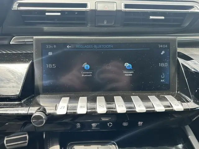 Écran tactile central du tableau de bord du Peugeot 508 SW gris, affichant les réglages Bluetooth et la température intérieure.