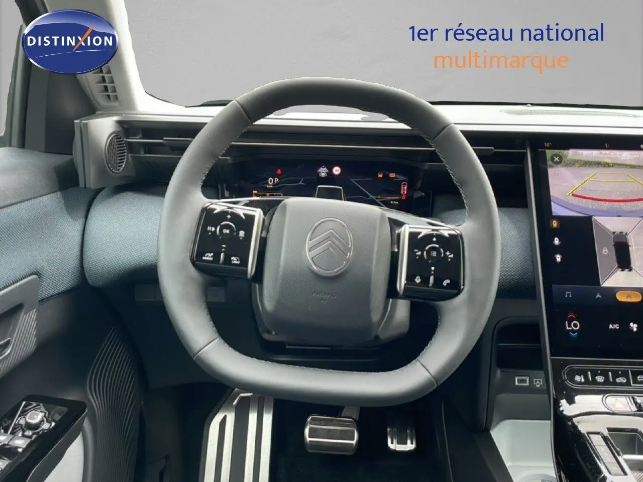 Vue intérieure centrée sur le volant du Citroën C5 Aircross 2026, avec tableau de bord digital et écran tactile visible.