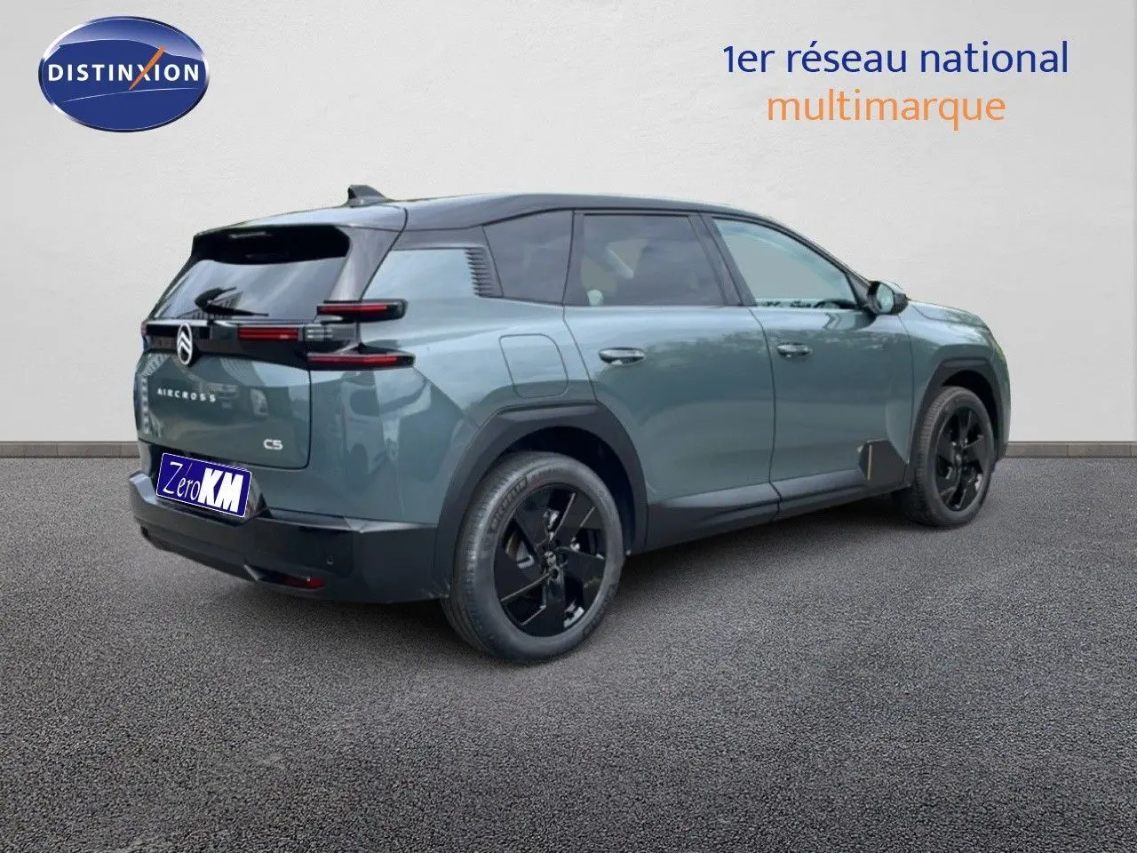 Vue 3/4 arrière droite du Citroën C5 Aircross vert Astoria métallisé avec jantes noires et toit noir.