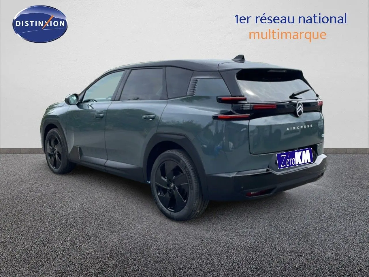 Vue 3/4 arrière droite du Citroën C5 Aircross 2026 vert Astoria métallisé avec jantes noires et feux arrière LED.