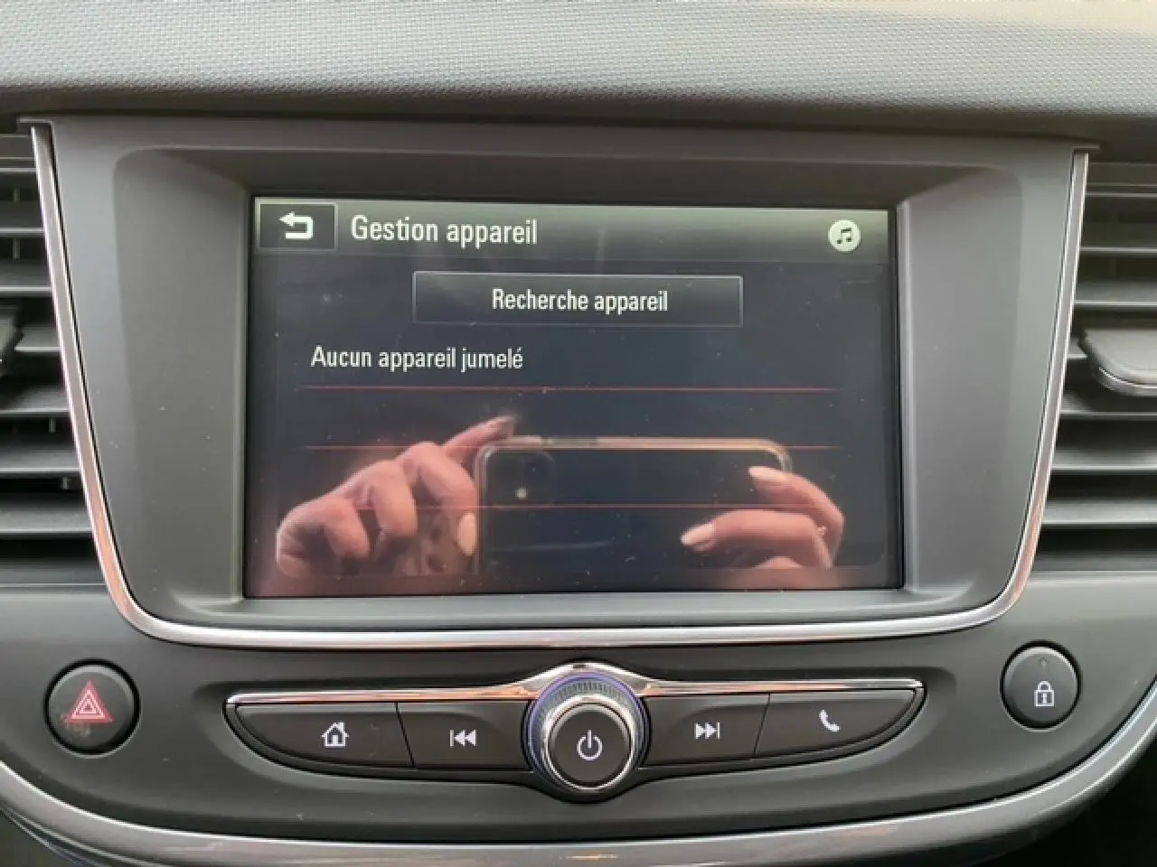 Écran tactile central de l’Opel Crossland gris alu 2022 affichant la gestion des appareils Bluetooth sans connexion.