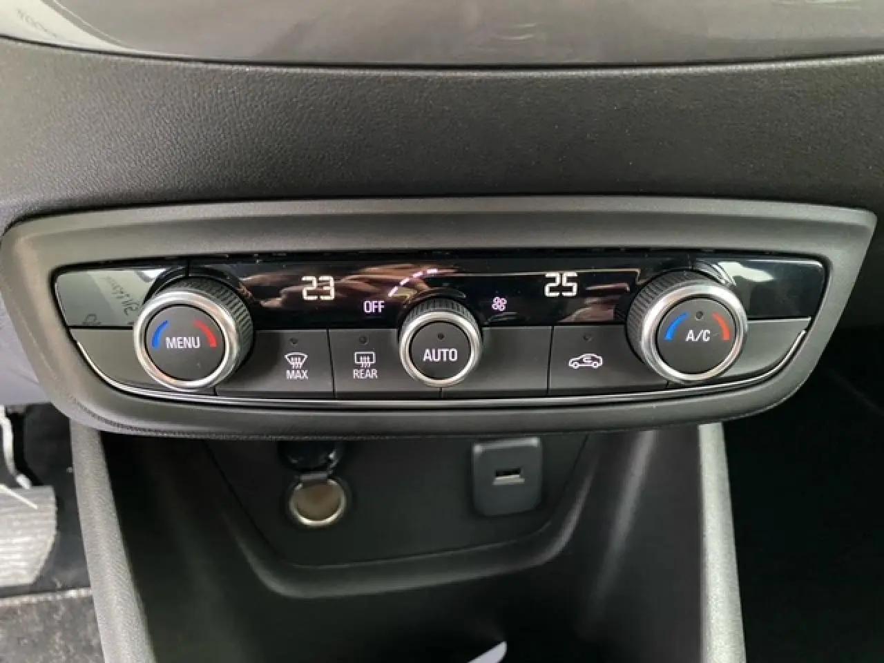 Panneau de commande de la climatisation automatique bi-zone de l’Opel Crossland 2022, avec réglages à 23 et 25 degrés.