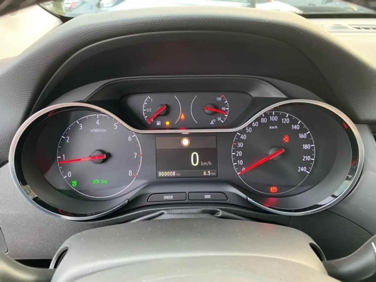 Vue rapprochée du tableau de bord de l'Opel Crossland 2022, affichant compte-tours, vitesse et jauges avec éclairage LED.