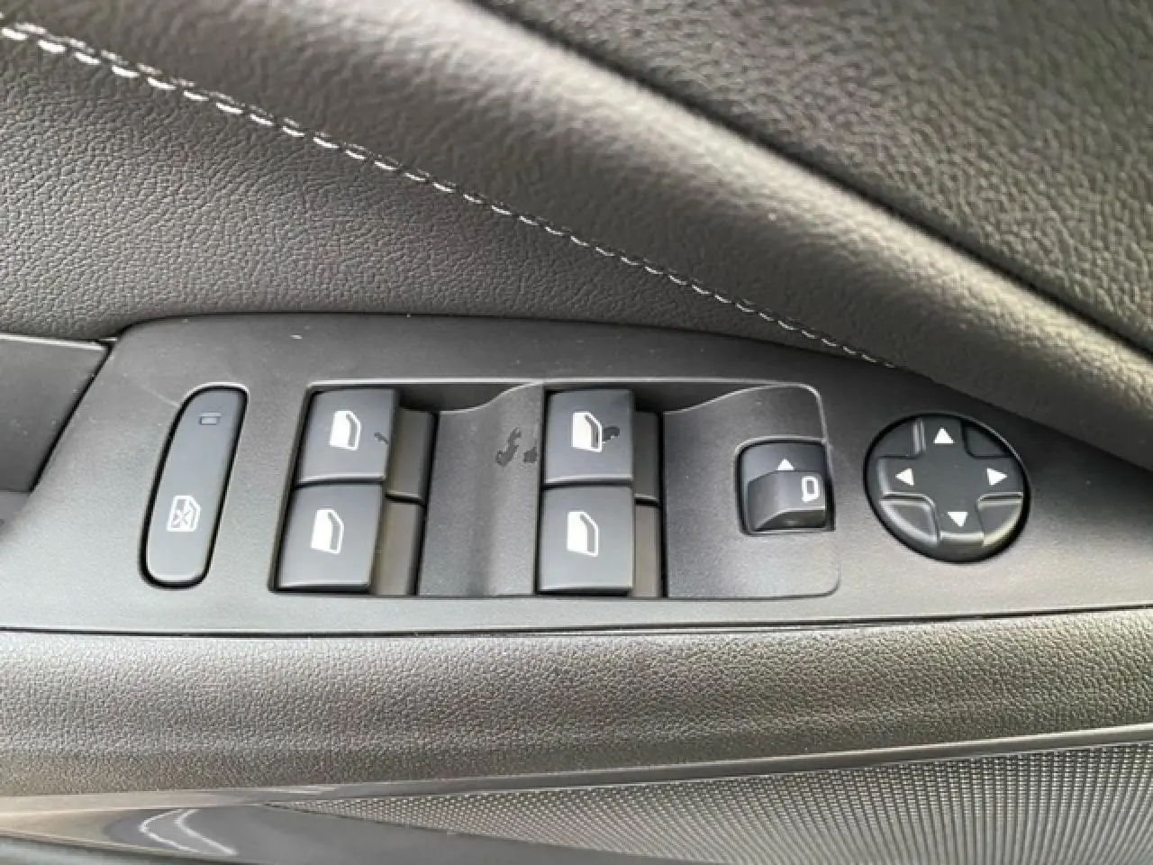 Panneau de commandes des vitres et rétroviseurs côté conducteur de l'Opel Crossland gris alu 2022, finition X Elégance.