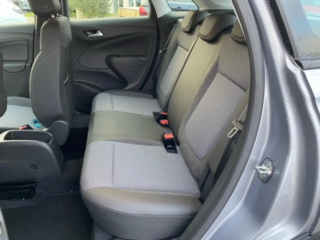 Vue côté droit de l'intérieur arrière de l'Opel Crossland gris alu, sièges bi-matière gris et noir avec appuie-têtes.