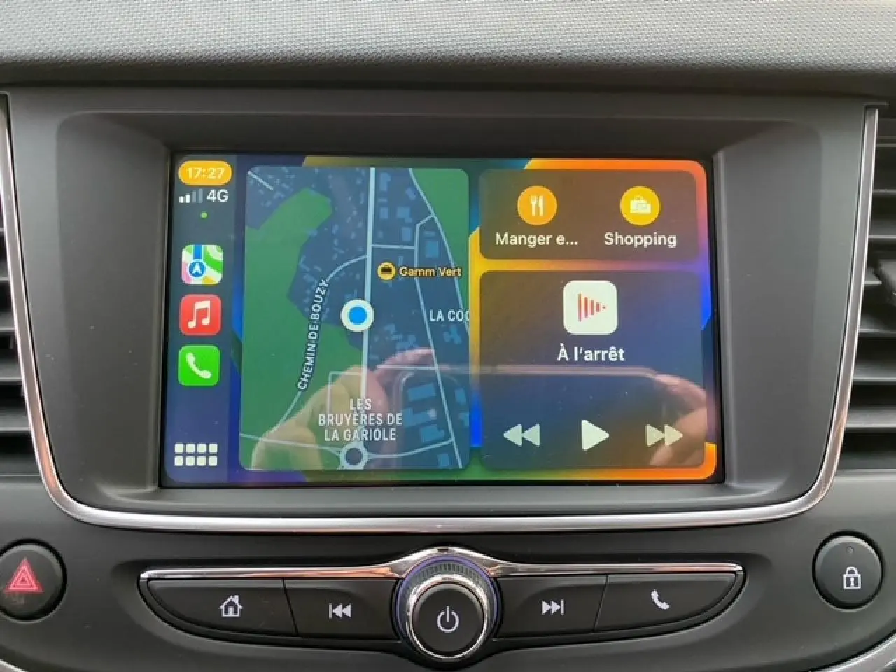 Écran tactile central de l’Opel Crossland gris alu 2022 affichant navigation et interface multimédia Apple CarPlay.
