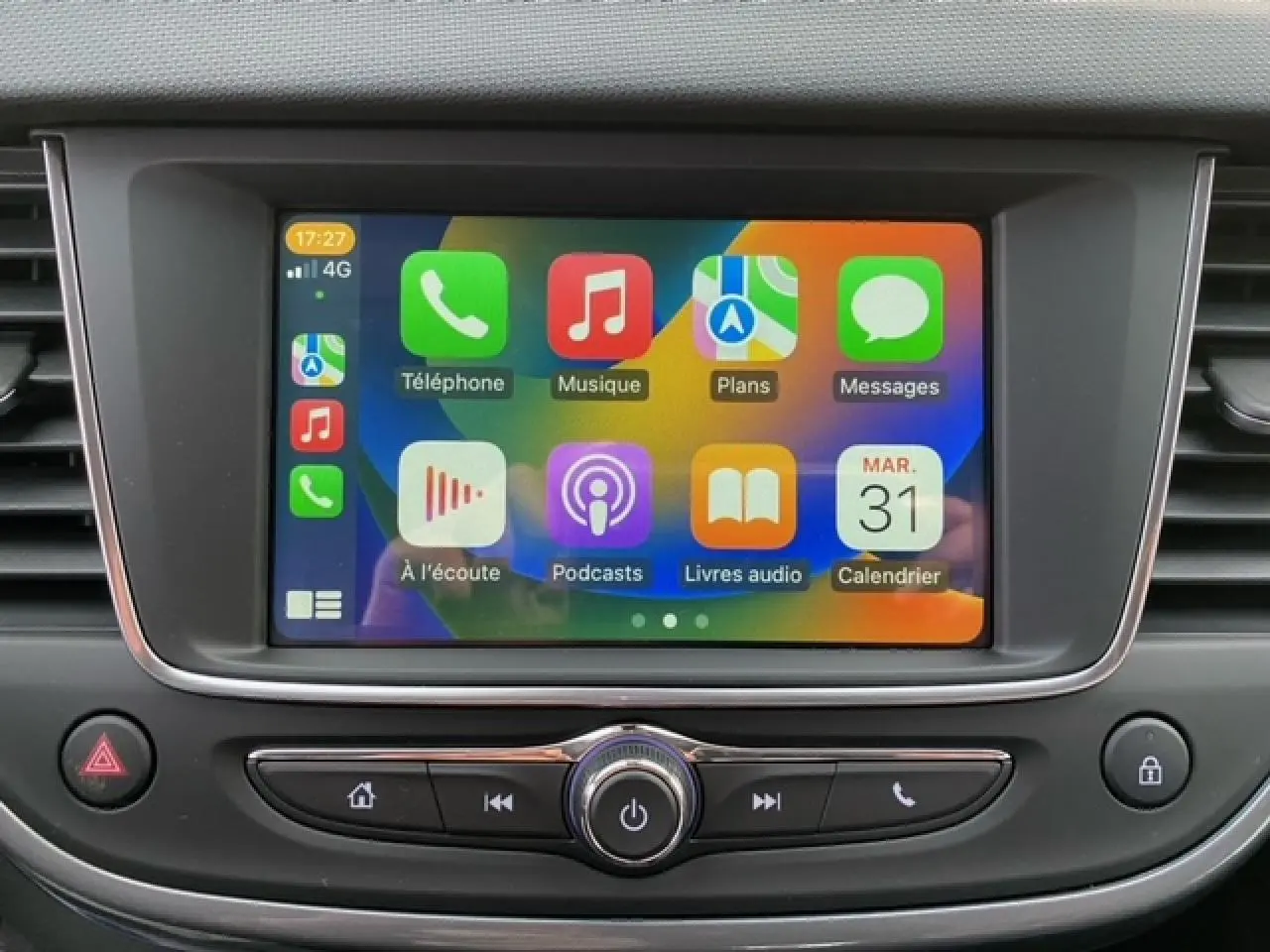 Écran tactile central du tableau de bord d'une Opel Crossland 2022 avec interface Apple CarPlay affichée.