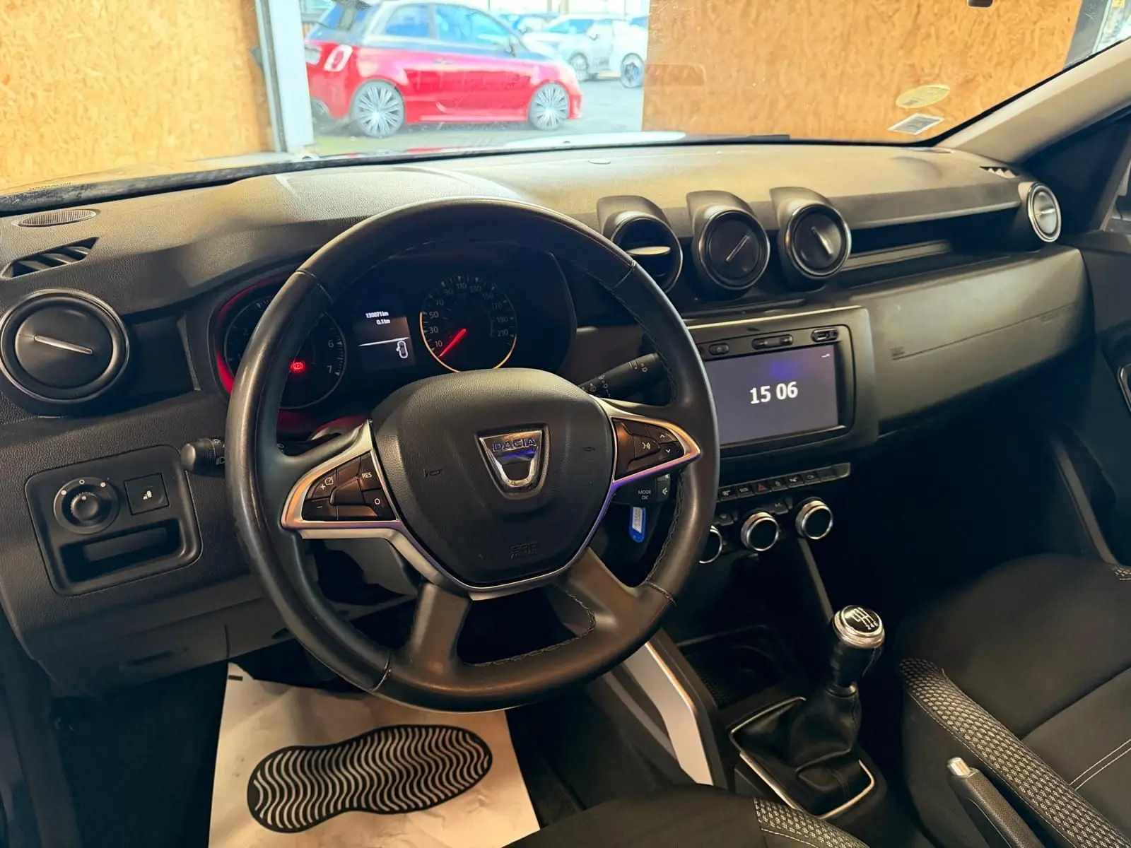 Vue intérieure du tableau de bord et volant noir du Dacia Duster 1.5 BlueDCI Prestige avec boîte manuelle.