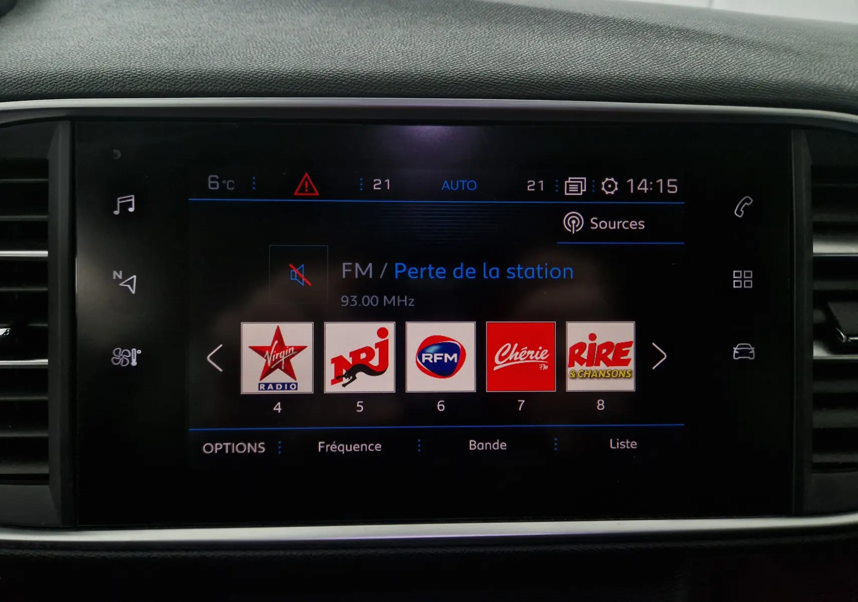 Écran tactile central de la Peugeot 308 SW gris Artense, affichant les stations radio FM avec interface moderne.