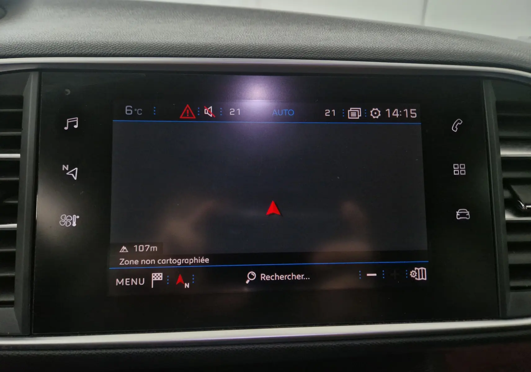 Écran tactile central du Peugeot 308 SW gris Artense de 2019 affichant la navigation et les commandes multimédia.