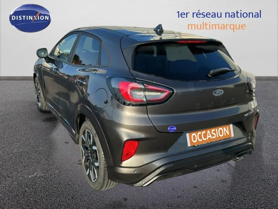 Vue 3/4 arrière droite d'une Ford Puma gris foncé avec jantes alliage 18 pouces et vitres surteintées.
