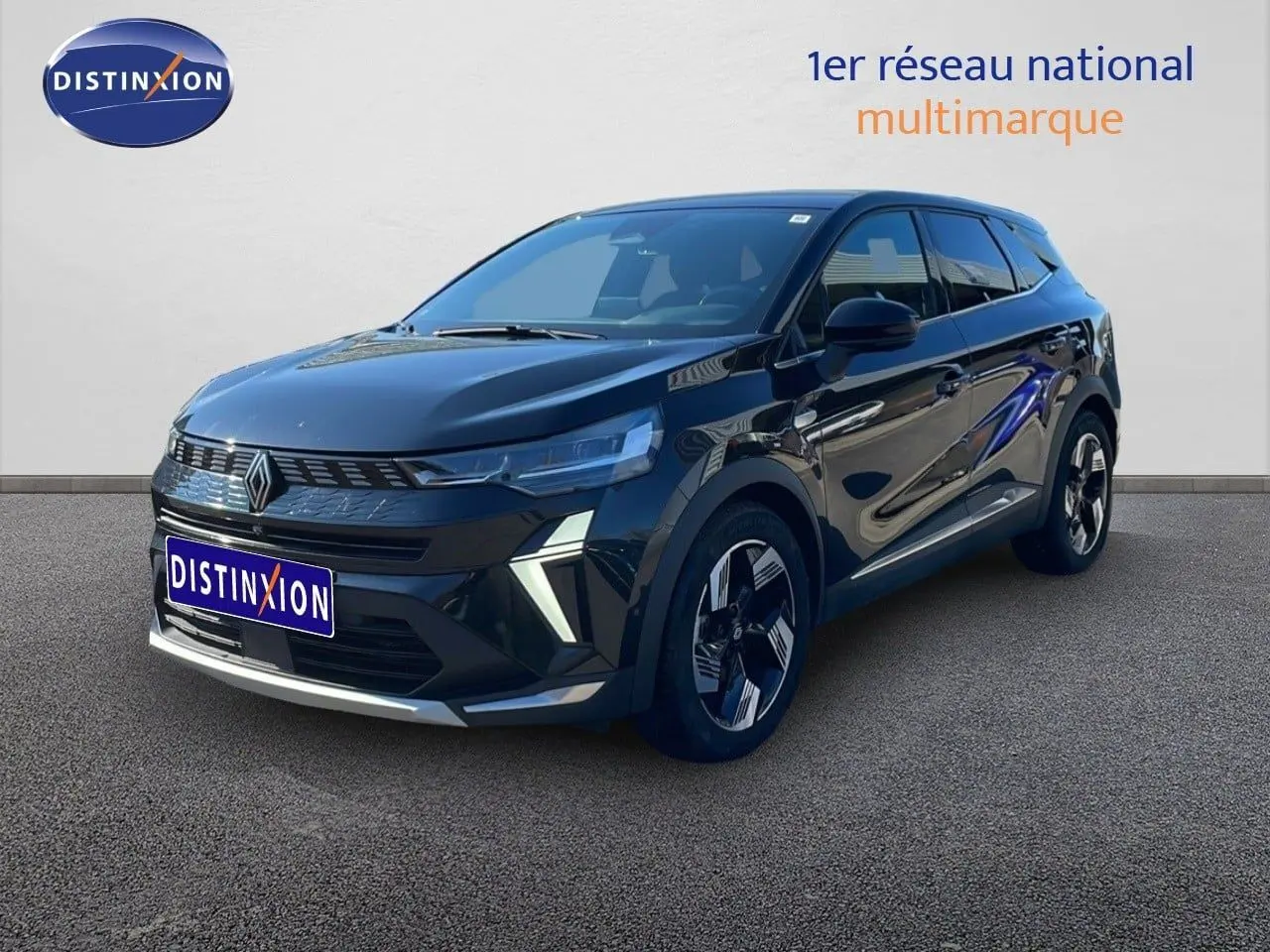 Renault Symbioz 2025 noir étoile métal en 3/4 avant droit avec signature lumineuse distinctive et jantes bicolores.