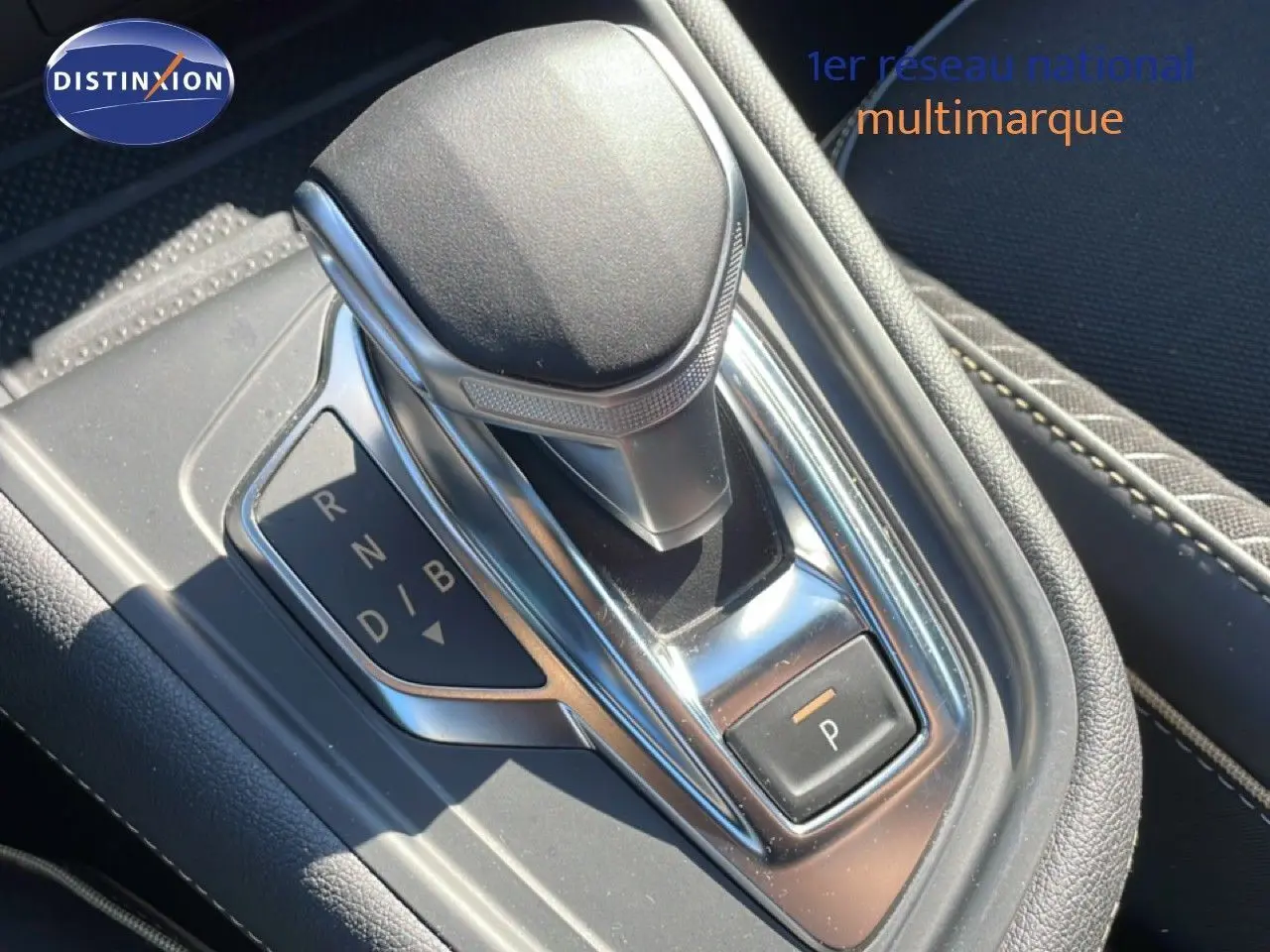 Le levier de vitesses automatique noir et chrome de la Renault Symbioz 2025 en gros plan intérieur.