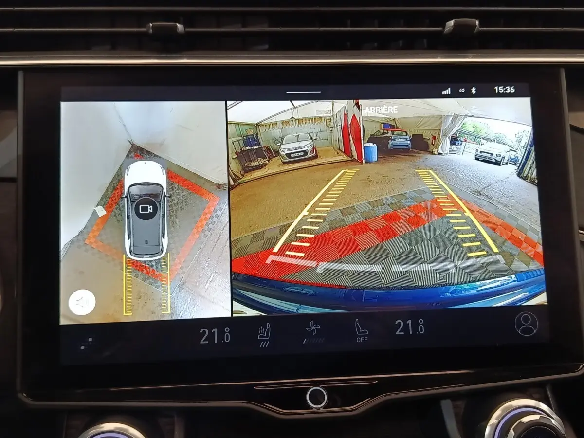 Affichage écran 3D caméra 360° et vue arrière du tableau de bord du SUV hybride rechargeable bleu LINK & CO 01.