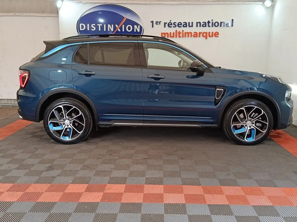 Vue latérale droite d'un SUV LINK & CO 01 hybride rechargeable bleu avec jantes bicolores et toit noir.
