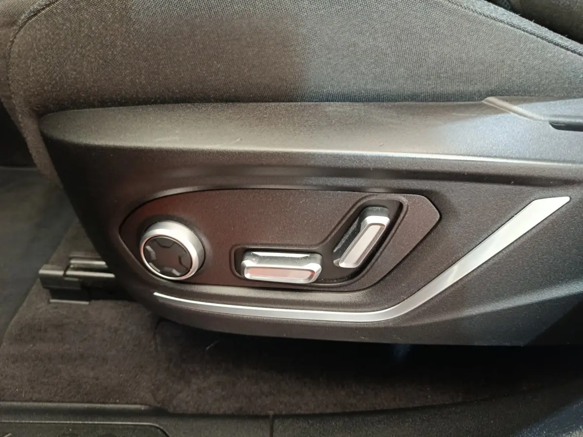 Détail des commandes de réglage électrique du siège côté conducteur dans une LINK & CO 01 Hybride rechargeable 2023.