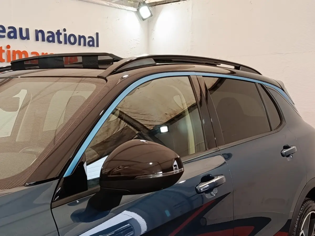 Vue latérale droite du SUV LINK & CO 01 bleu avec toit ouvrant et rétroviseur noir brillant.
