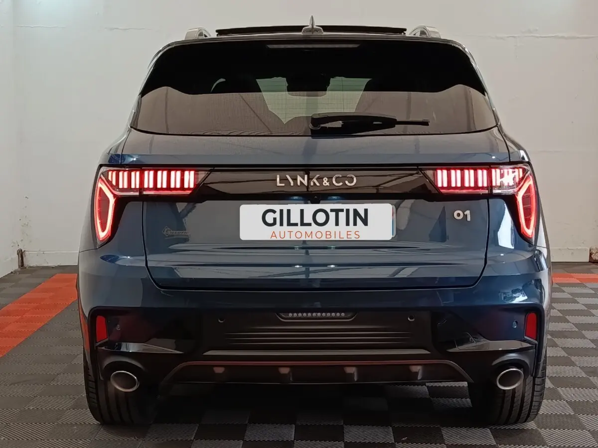 Vue arrière du SUV bleu Lynk & Co 01 2023 avec feux LED distinctifs et double sortie d’échappement ronde.