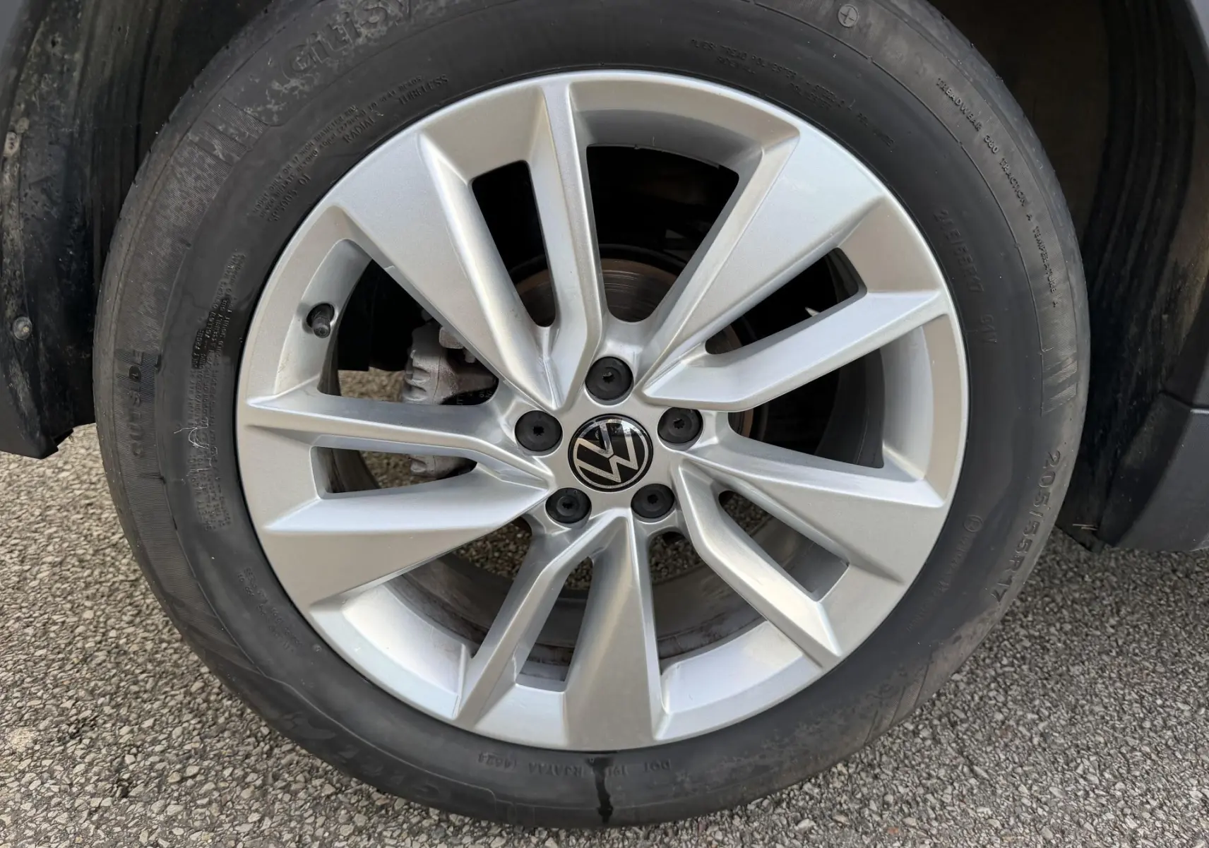 Gros plan sur la jante alliage léger 17 pouces Bangalore grise du Volkswagen T-Cross avec logo VW central.