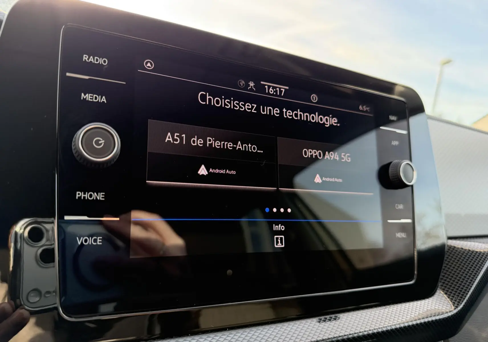 Écran tactile central du Volkswagen T-Cross 2025 affichant la connexion Android Auto, vue intérieure rapprochée.