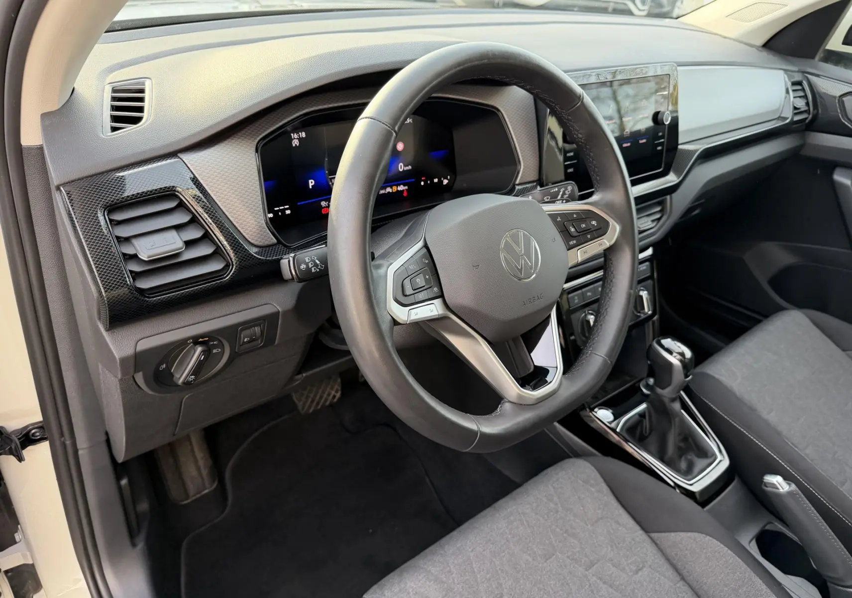 Vue intérieure côté conducteur du Volkswagen T-Cross 2025, volant cuir multifonction et tableau de bord digital.