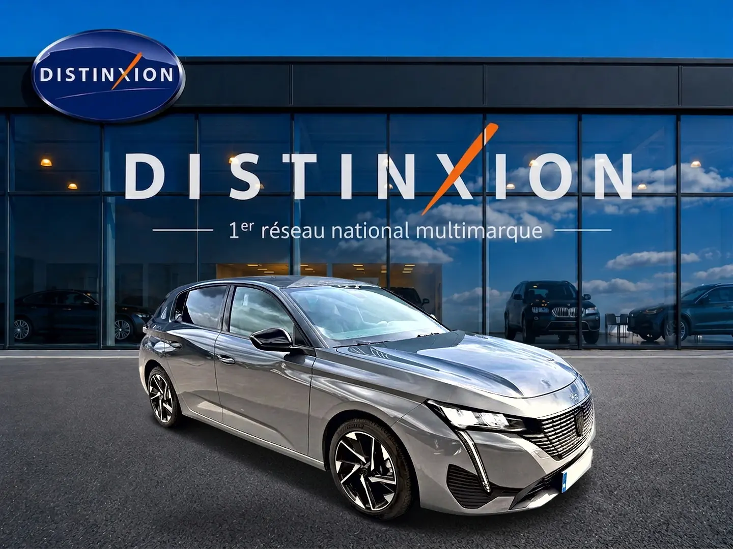 Peugeot 308 gris selenium vue 3/4 avant droit, avec phares LED et jantes alliage distinctives.