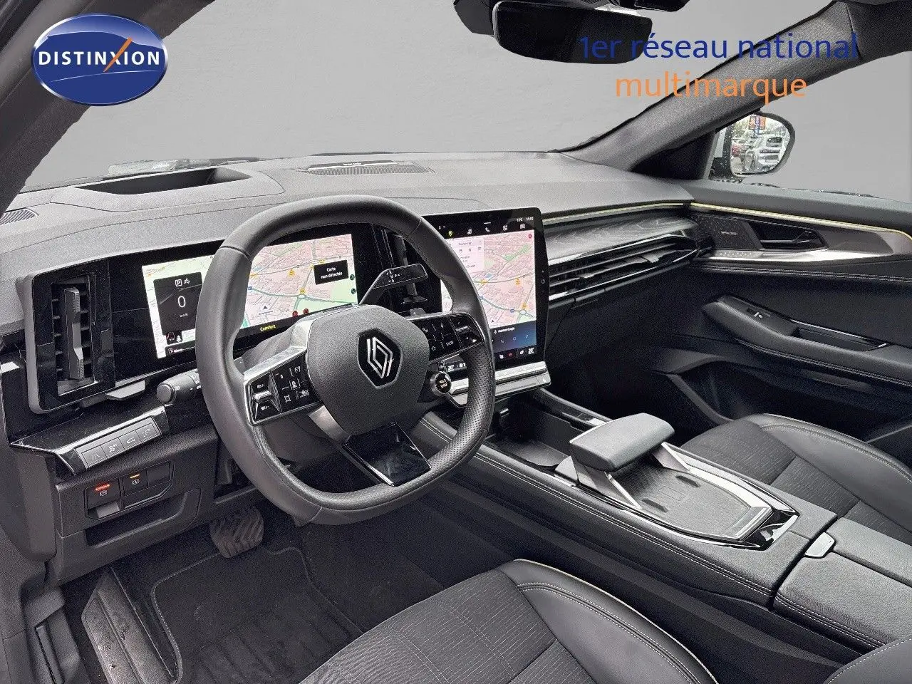 Intérieur moderne du Renault Austral 2023, vue côté conducteur, avec tableau de bord numérique et sièges noirs.