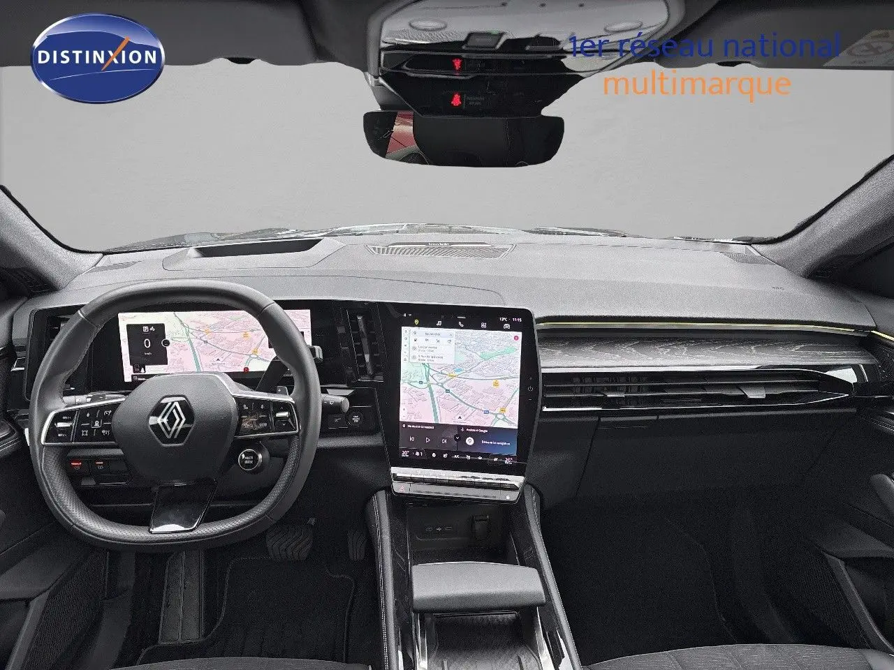 Vue avant de l'intérieur noir du Renault Austral 2023 avec tableau de bord numérique et écran tactile central vertical.