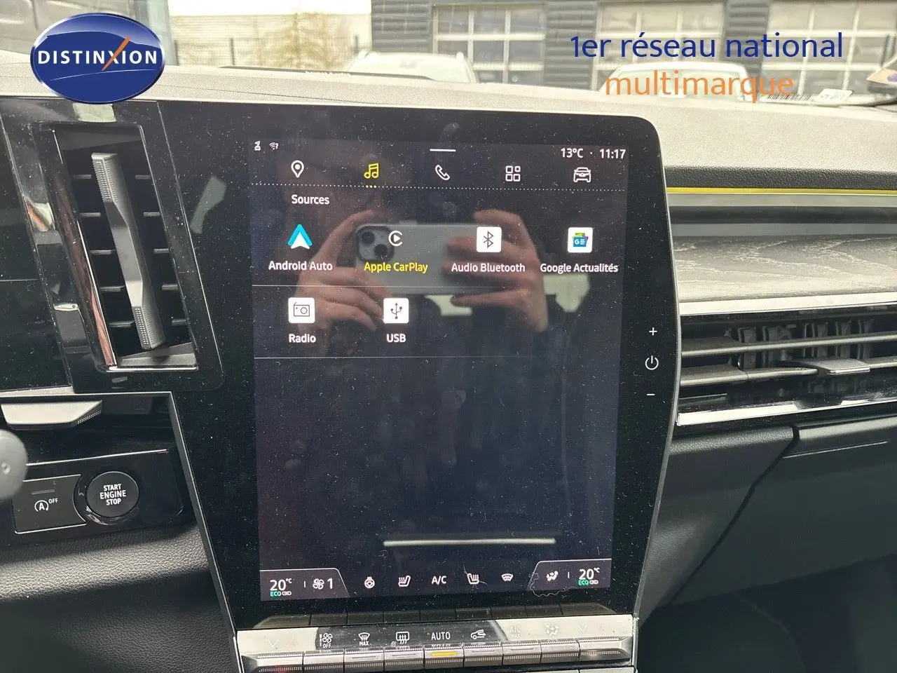 Écran tactile central affichant les options multimédia d'un Renault Austral noir, avec tableau de bord et commandes visibles.