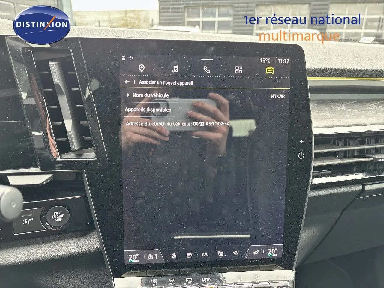 Écran tactile central du tableau de bord du Renault Austral 2023, affichant les options Bluetooth et climatisation.