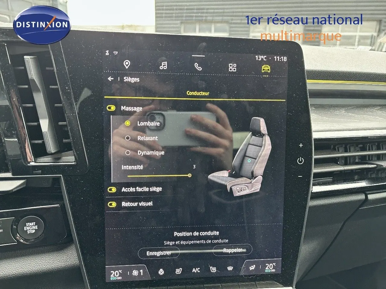 Écran tactile central du Renault Austral noir étoile métal, affichant les réglages de massage siège conducteur en intérieur.