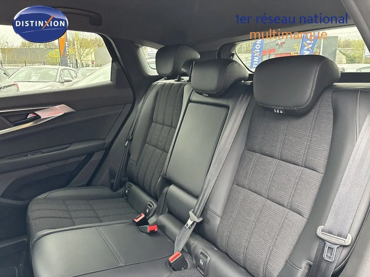 Vue intérieure du siège arrière droit du Renault Austral 2023 noir étoile métal avec sellerie mixte cuir et tissu.